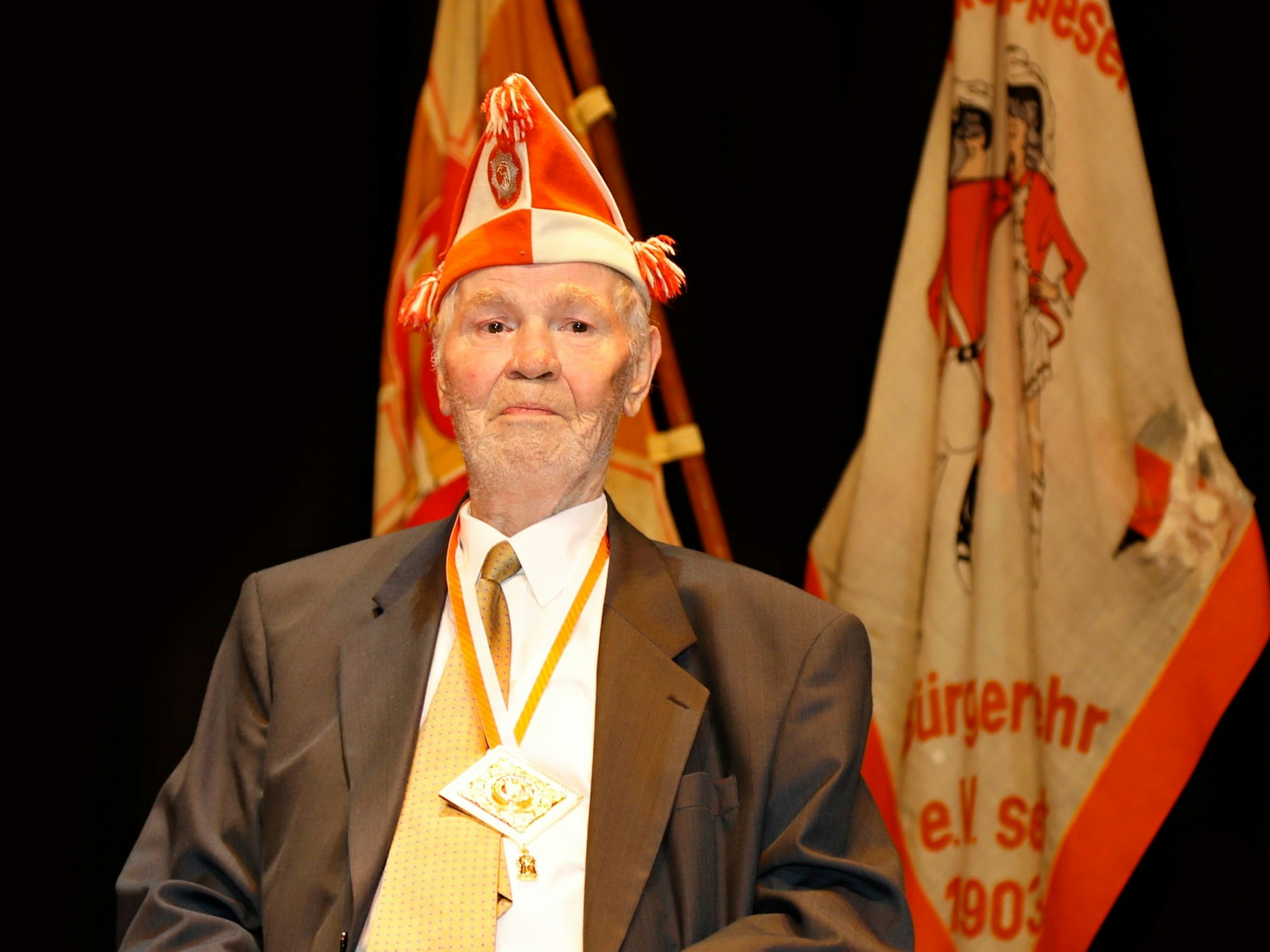 Josef Göttel auf der Bühne bei der Nippeser Bürgerwehr.