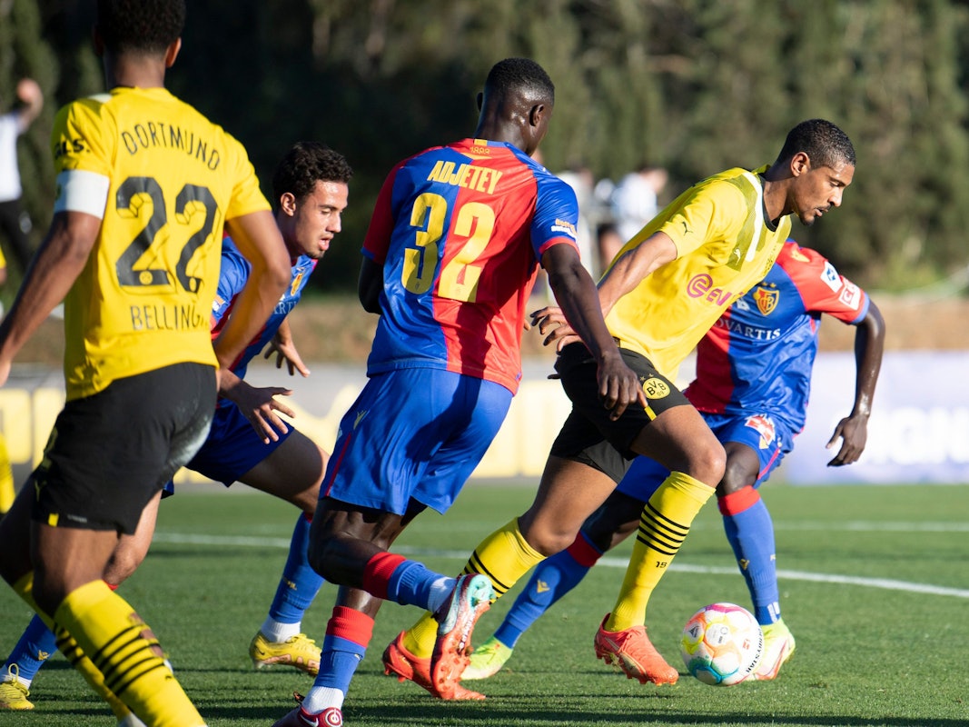 Borussia Dortmunds Sebastien Haller (r) läuft mit dem Ball am Fuß.