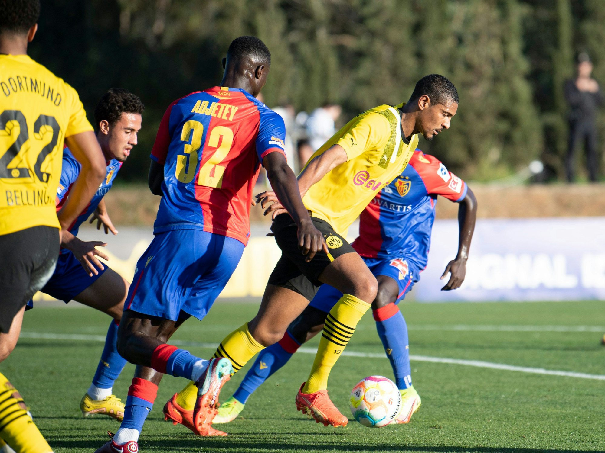 Borussia Dortmunds Sebastien Haller (r) läuft mit dem Ball am Fuß.