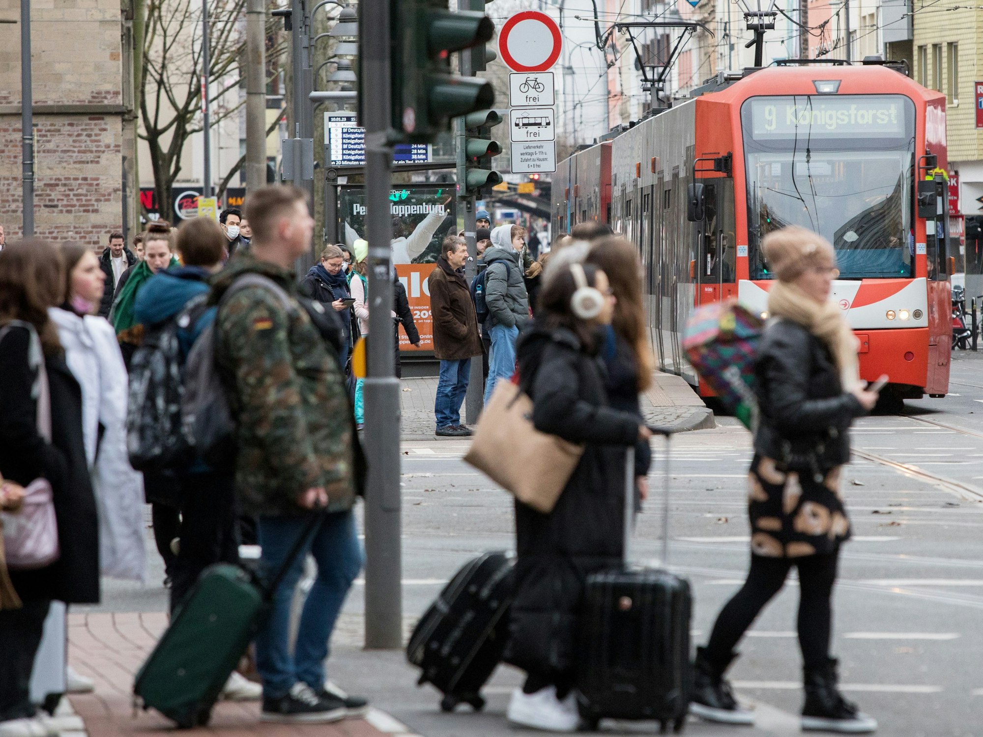 Menschen laufen über die Zülpicher Straße.