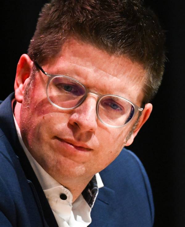 Stephan Muckel (CDU), Bürgermeister von Erkelenz, sitzt am 10. Januar 2023 auf dem Podium einer Informationsveranstaltung zur Räumung des Ortes Lützerath.