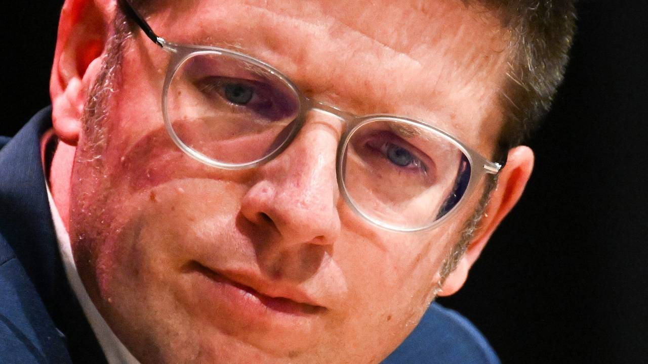 Stephan Muckel (CDU), Bürgermeister von Erkelenz, sitzt am 10. Januar 2023 auf dem Podium einer Informationsveranstaltung zur Räumung des Ortes Lützerath.