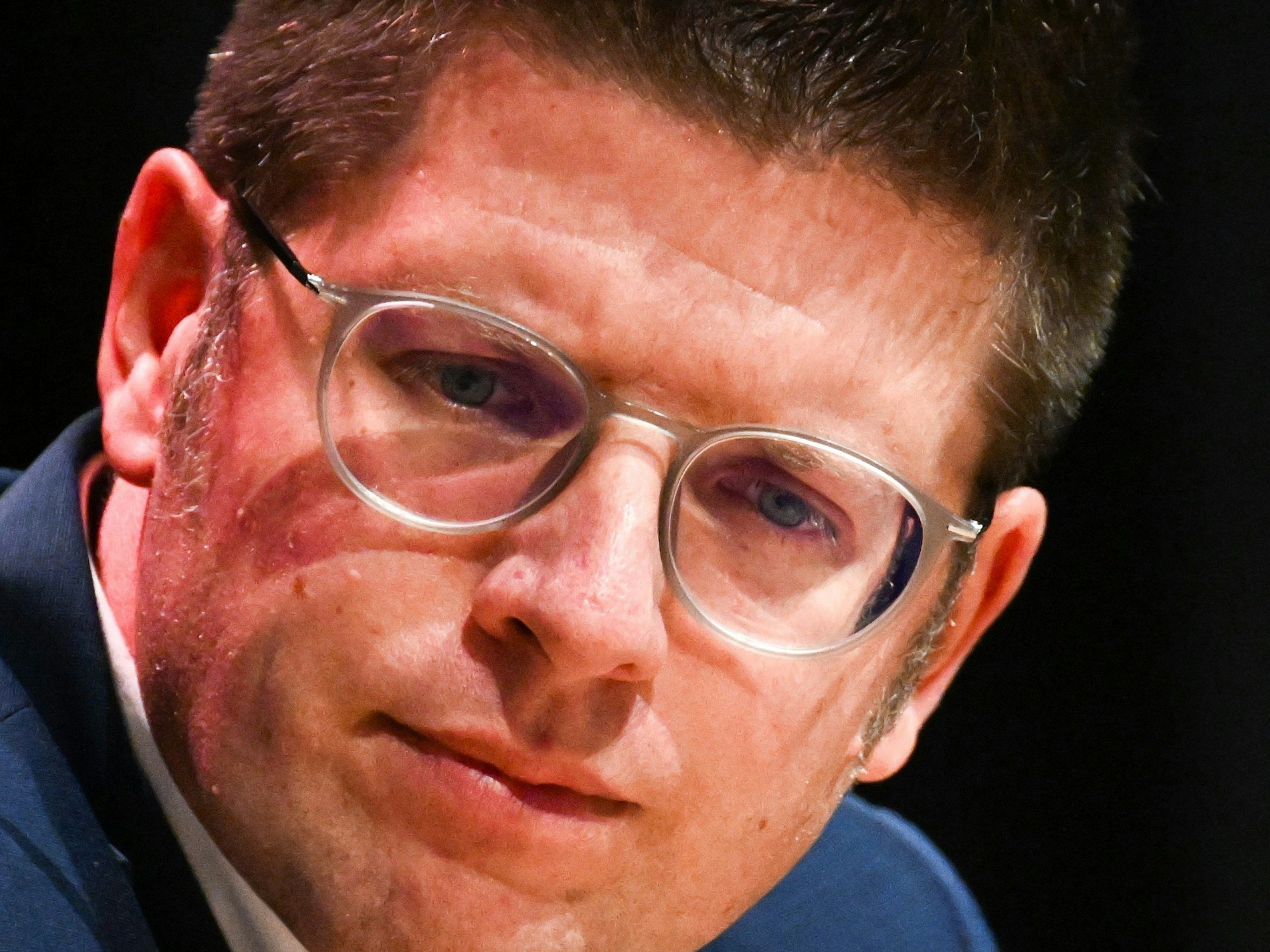 Stephan Muckel (CDU), Bürgermeister von Erkelenz, sitzt am 10. Januar 2023 auf dem Podium einer Informationsveranstaltung zur Räumung des Ortes Lützerath.