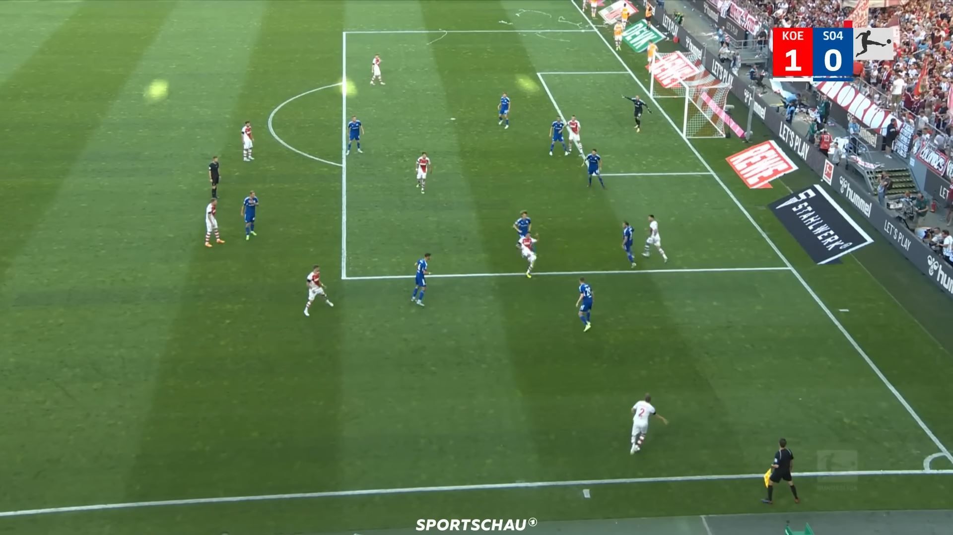 In der Folge eines Einwurfs bildet sich im Strafraum von Schalke 04 beim Spiel gegen den 1. FC Köln ein Getümmel.