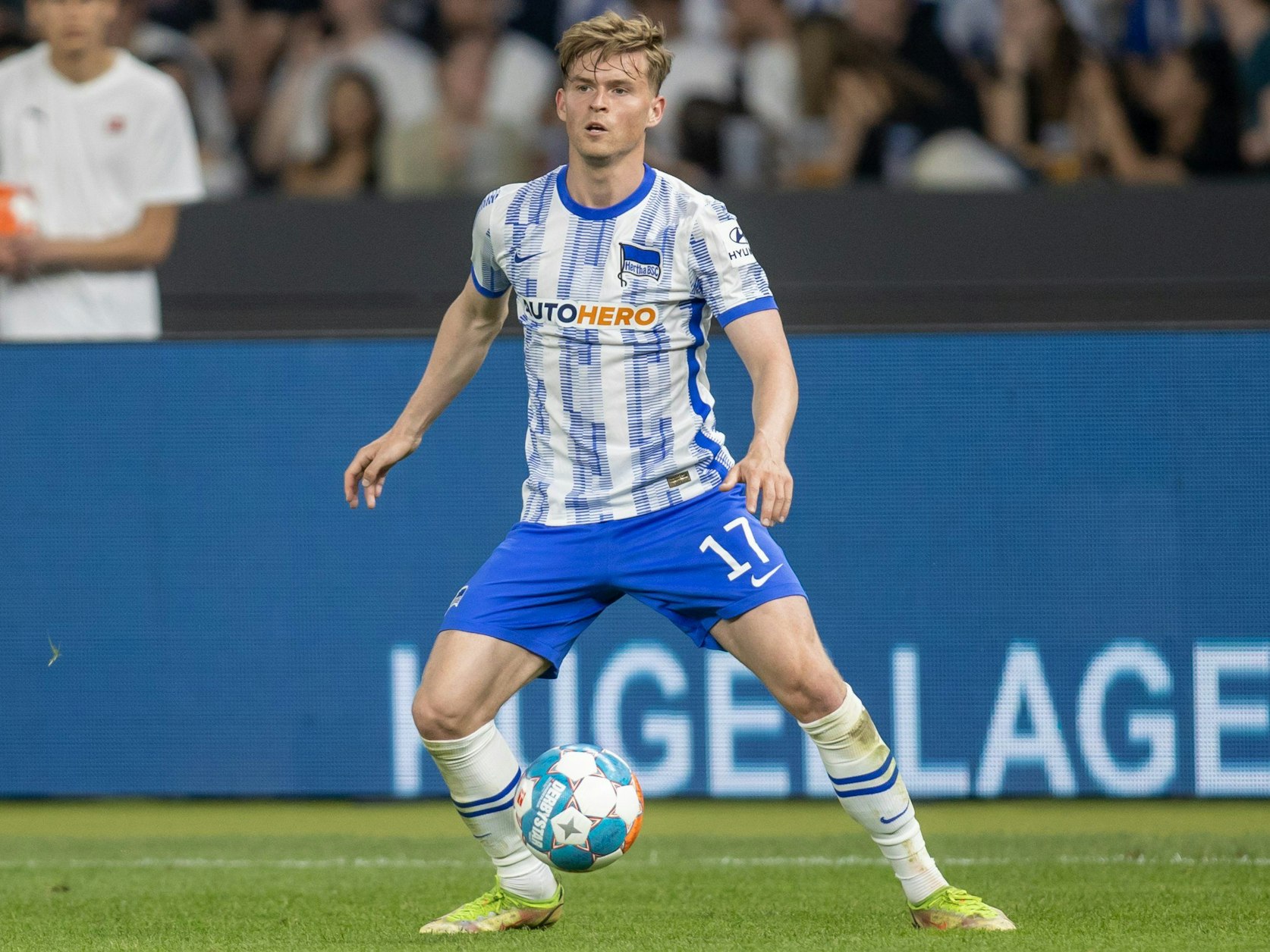 Maximilian Mittelstädt von Hertha BSC spielt den Ball.