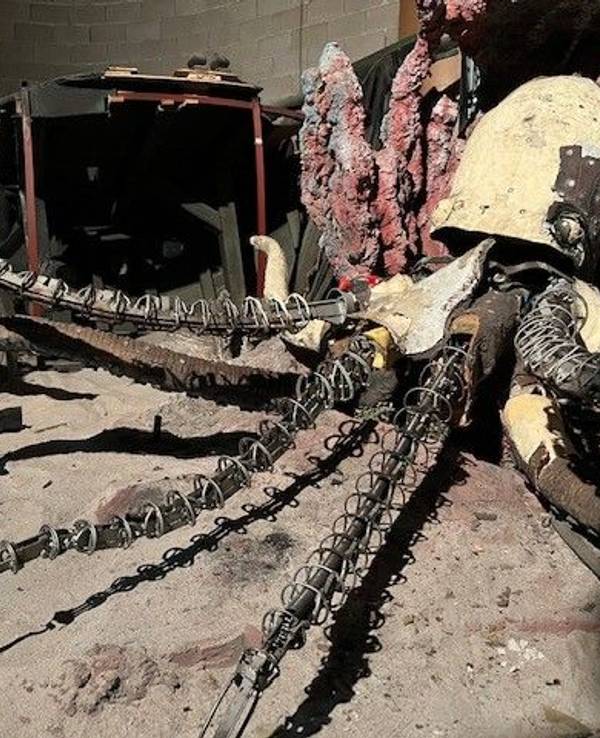 Fotos aus dem Innenraum der alten Hollywood Tour im Phantasialand. Der Abriss hat begonnen, die Figuren haben zum Beispiel keine Haut mehr.
