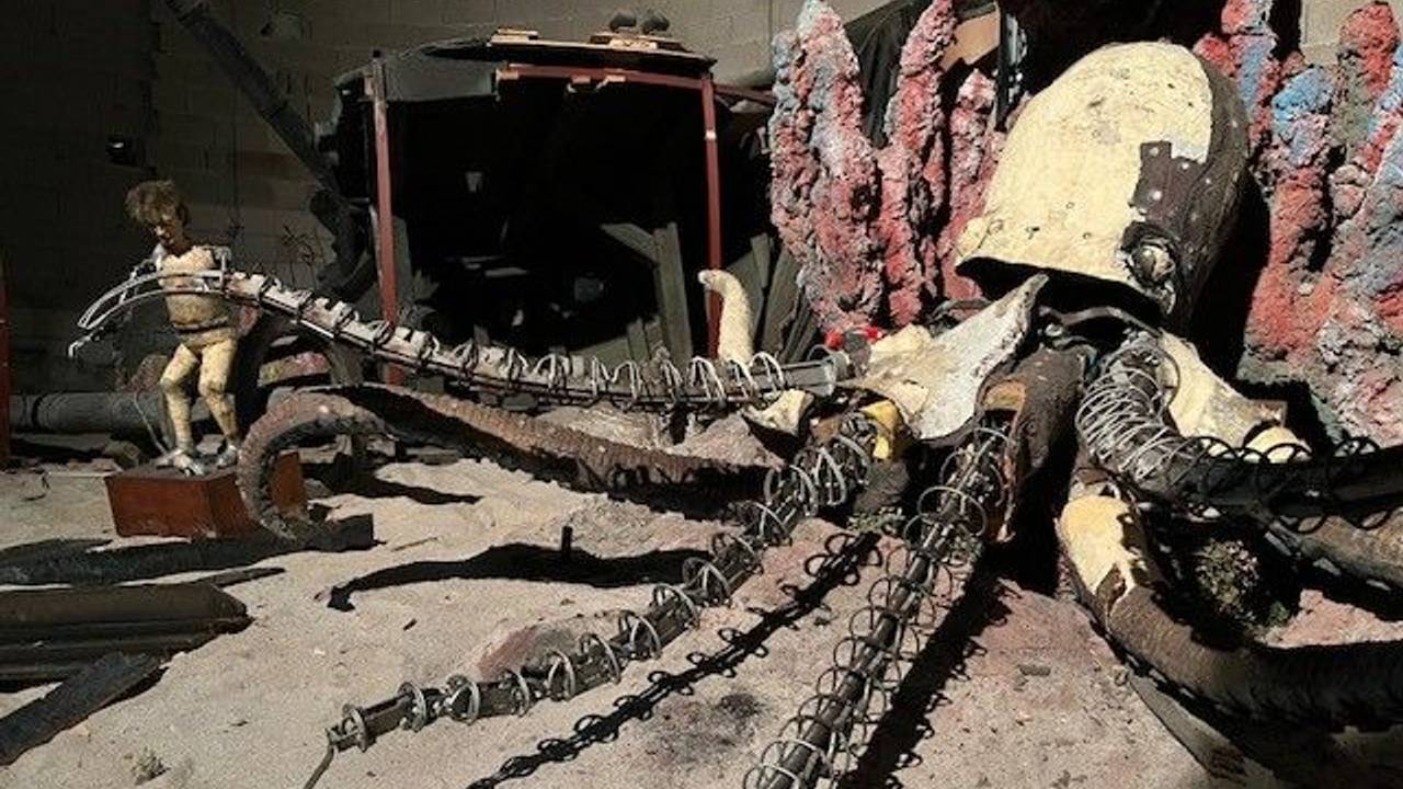 Fotos aus dem Innenraum der alten Hollywood Tour im Phantasialand. Der Abriss hat begonnen, die Figuren haben zum Beispiel keine Haut mehr.