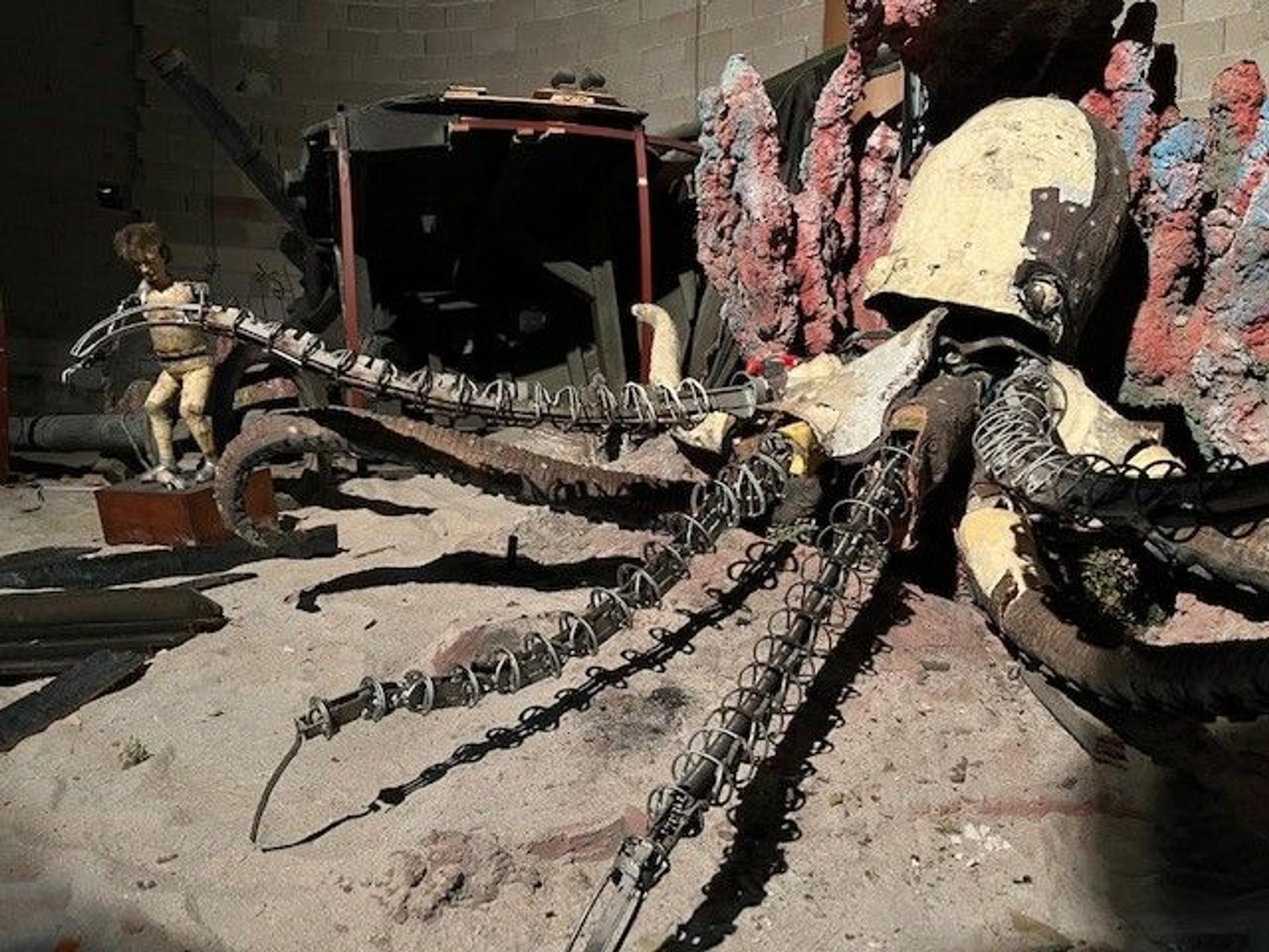 Fotos aus dem Innenraum der alten Hollywood Tour im Phantasialand. Der Abriss hat begonnen, die Figuren haben zum Beispiel keine Haut mehr.
