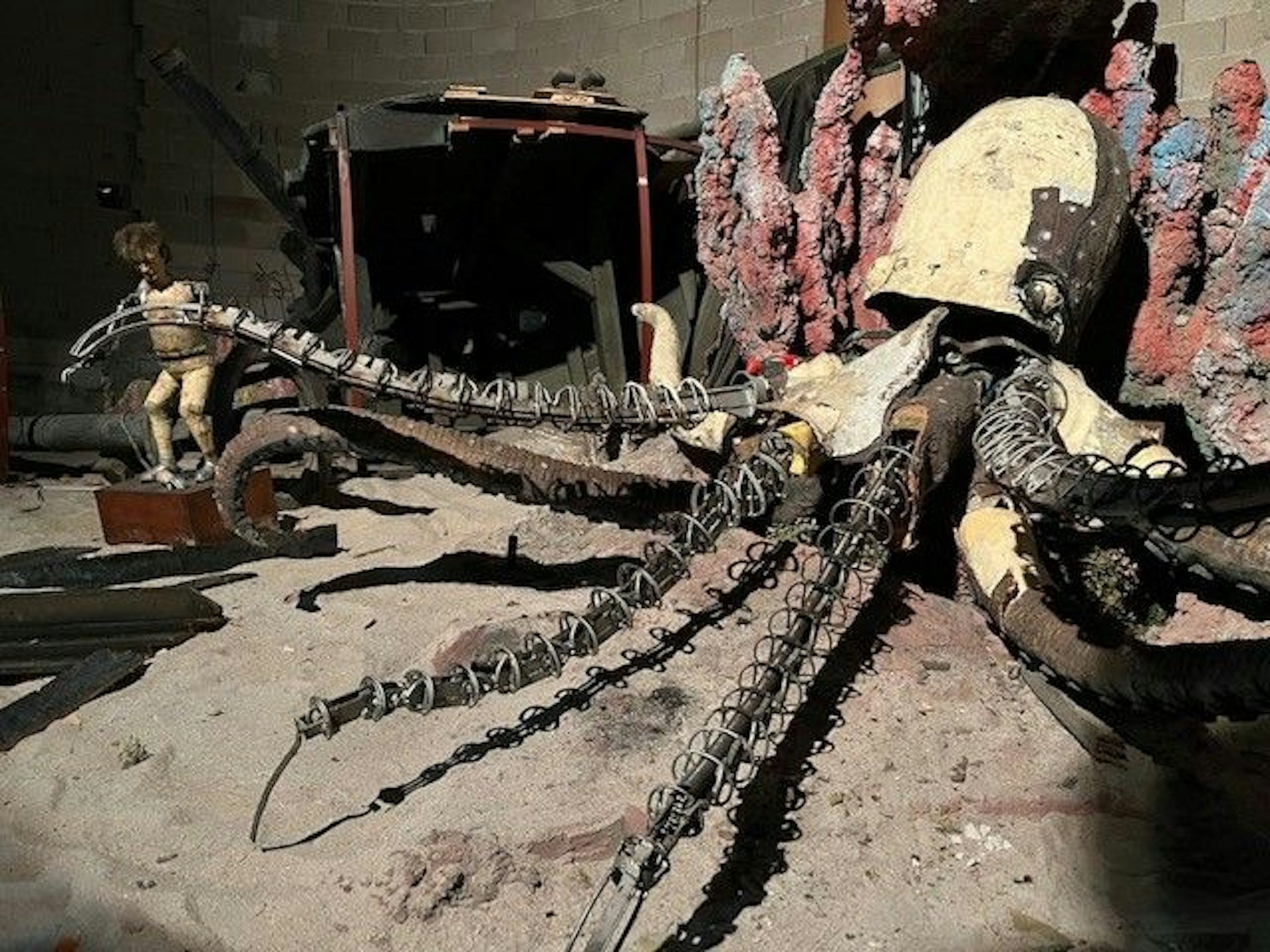 Fotos aus dem Innenraum der alten Hollywood Tour im Phantasialand. Der Abriss hat begonnen, die Figuren haben zum Beispiel keine Haut mehr.