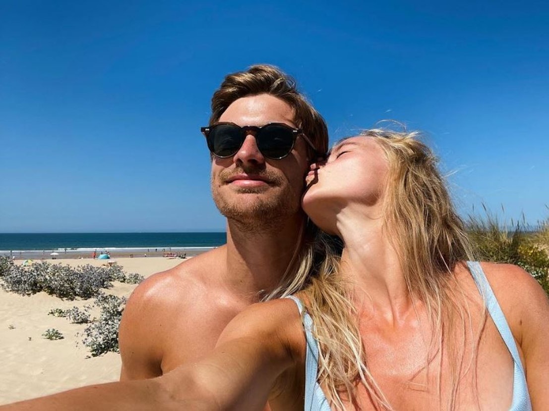 Stine Oftedal küsst ihren Freund Rune Dahmke auf die Wange.