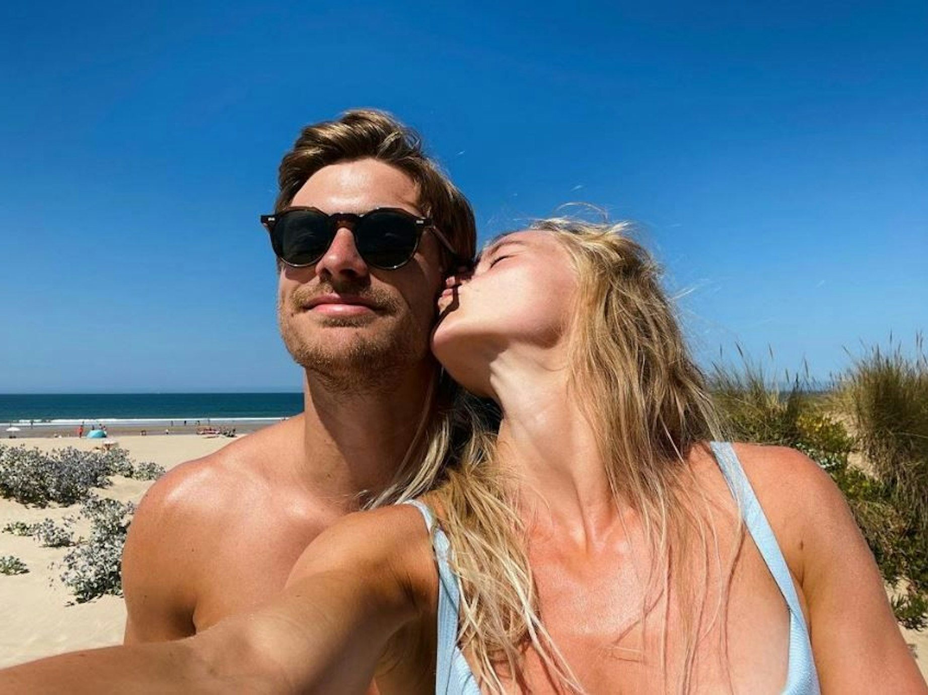 Stine Oftedal küsst ihren Freund Rune Dahmke auf die Wange.