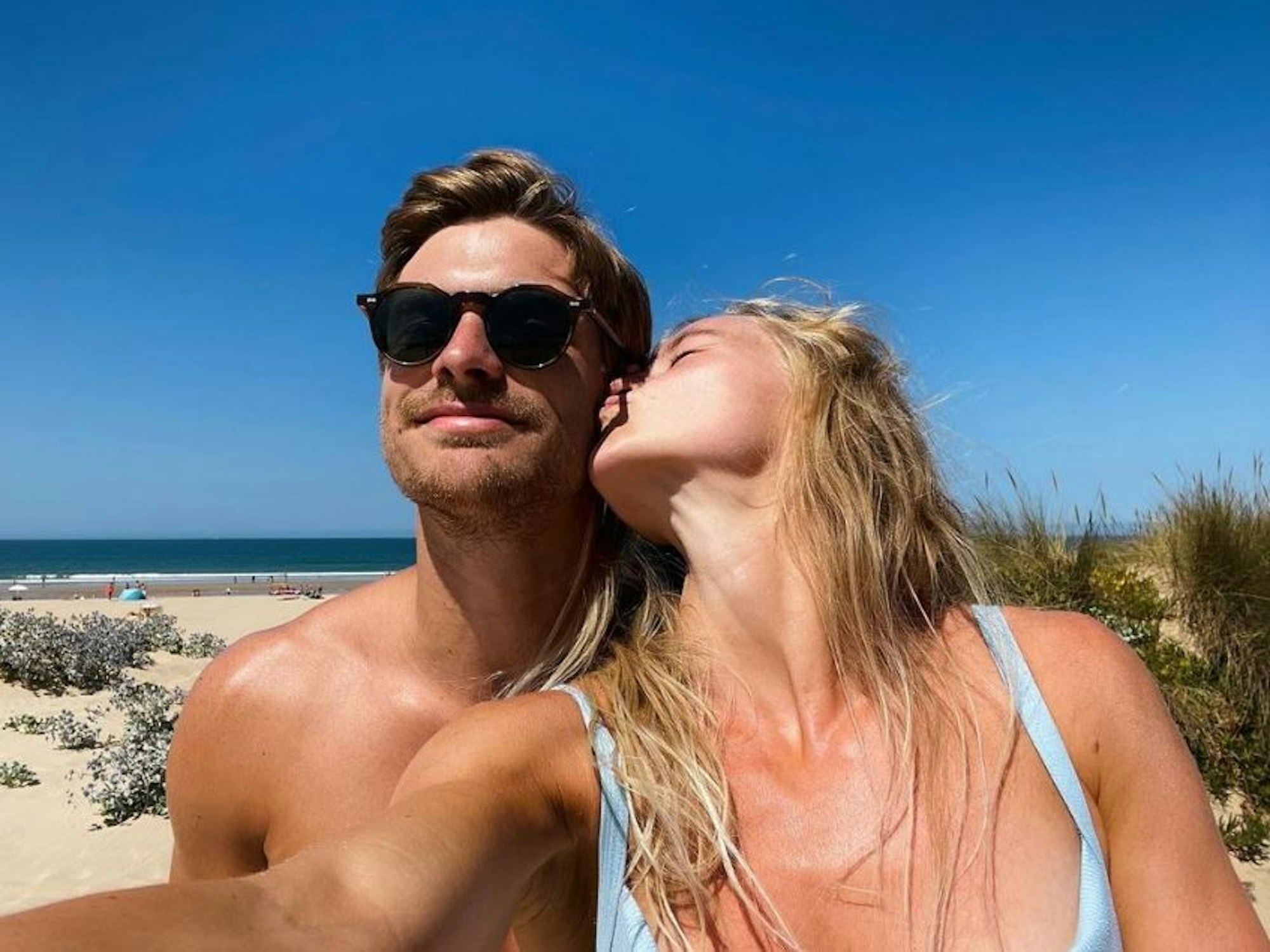 Stine Oftedal küsst ihren Freund Rune Dahmke auf die Wange.