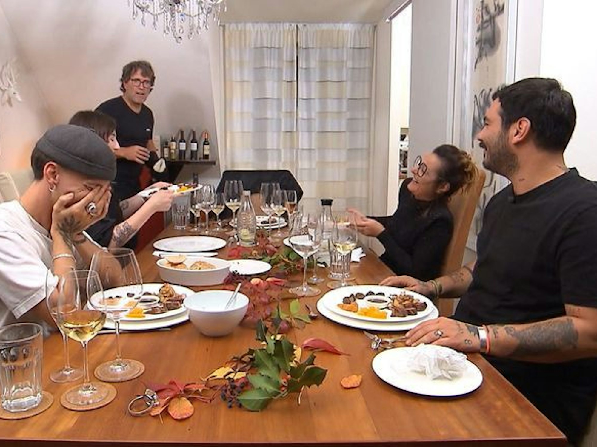 Ansgar (Mitte) versteht erst gar nicht, was los ist. Seine Dinner-Gäste brechen in Gelächter aus.