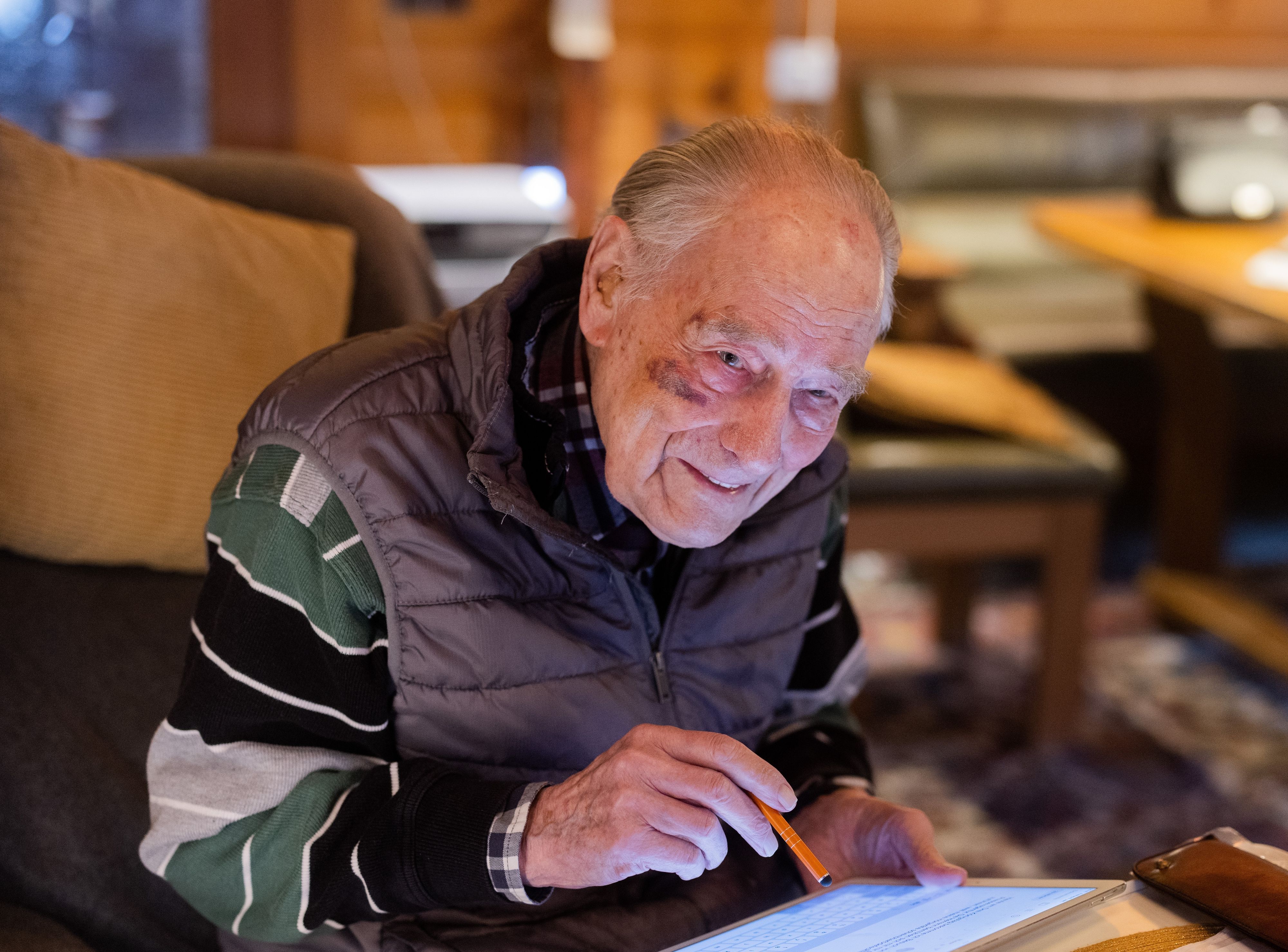 Peter Meisen (100), Blogger, schreibt in seinem Wohnzimmer in sein iPad. Mit 100 Jahren ist Peter Meisen vermutlich Deutschlands ältester Blogger.