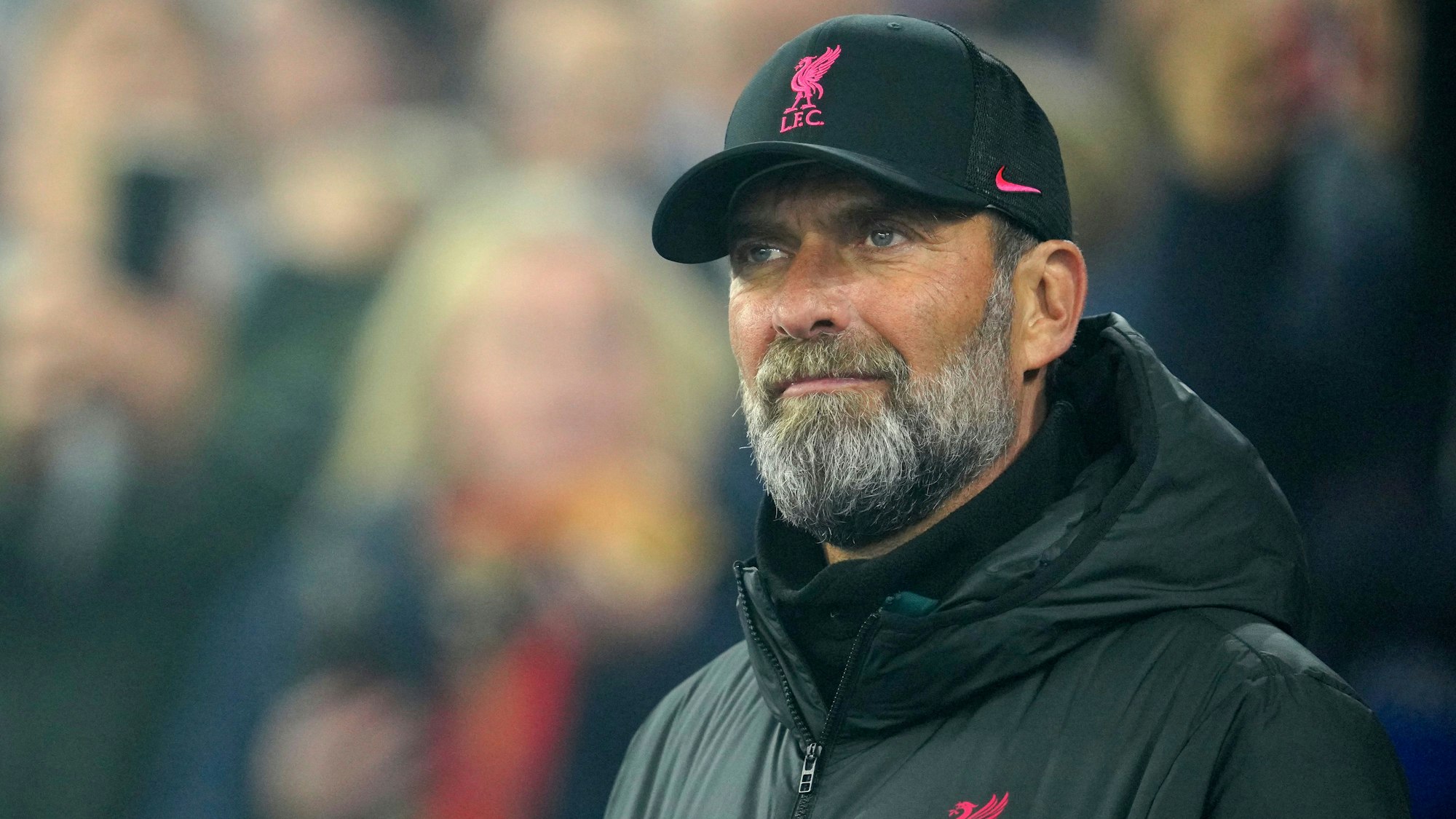 Jürgen Klopp steht beim FC Liverpool bei einem Spiel am Seitenrand.