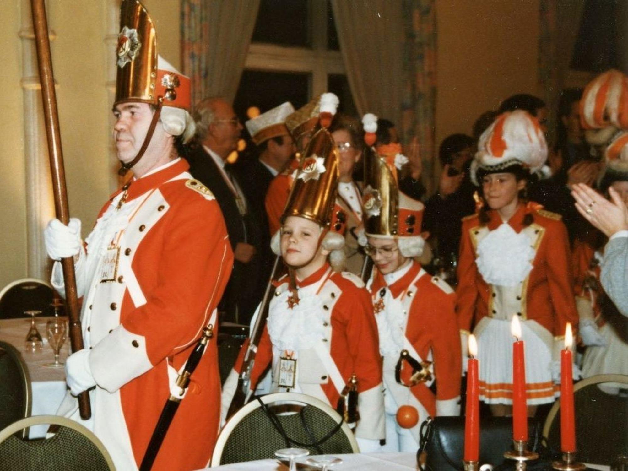 Josef Göttel trägt die Standarte