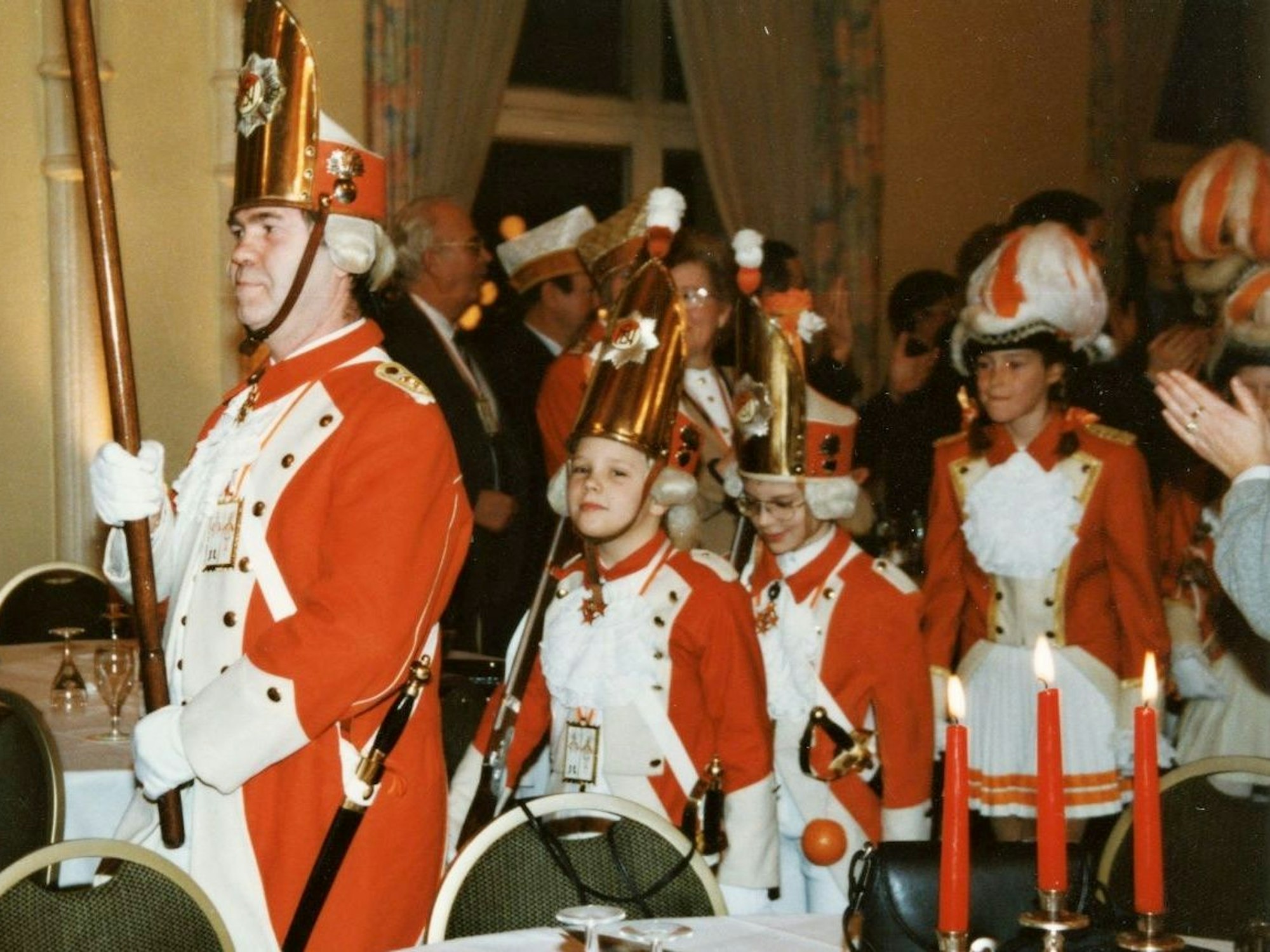 Josef Göttel trägt die Standarte