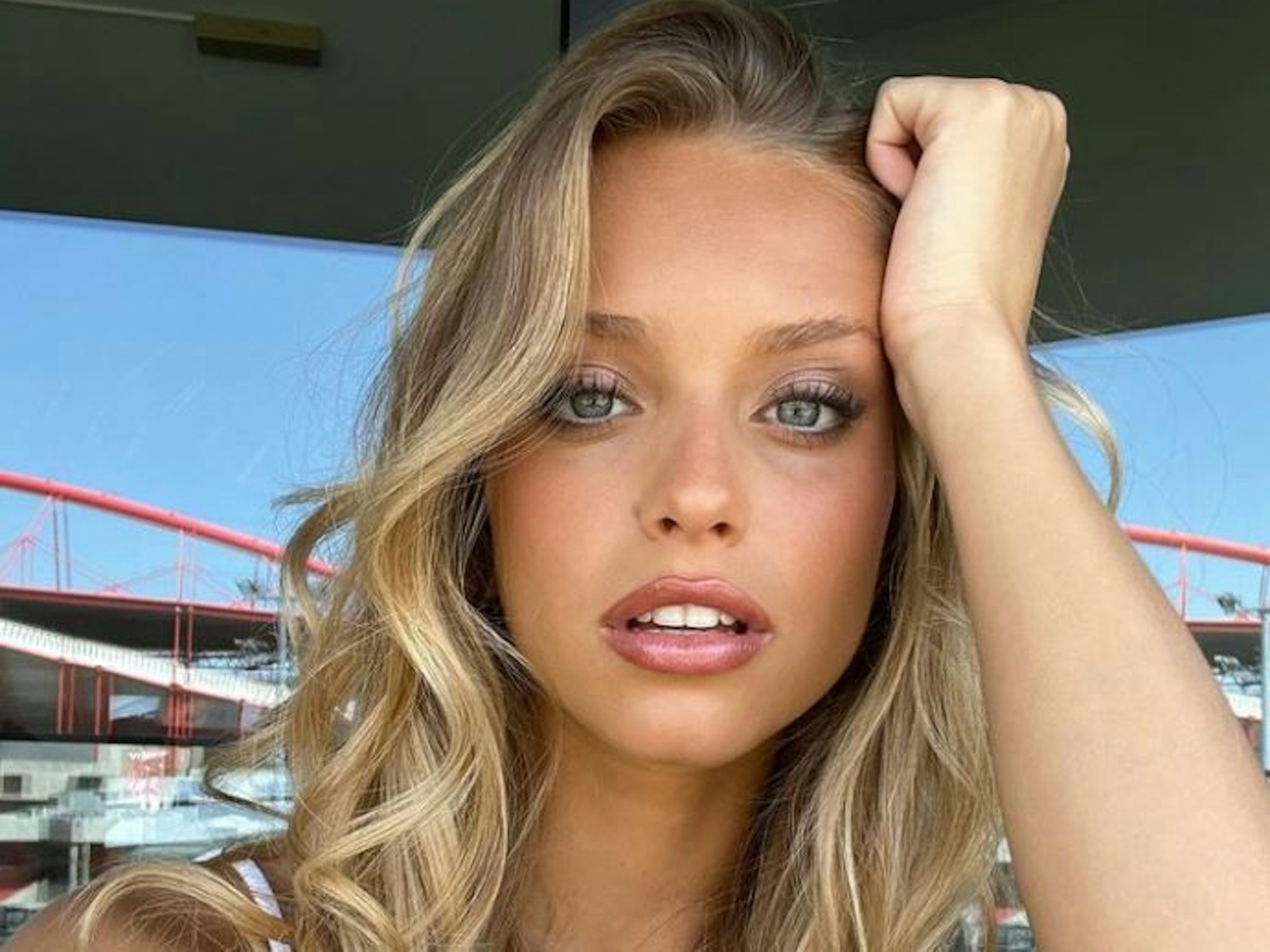 Model Margarida Corceiro schaut bei einem Selfie in die Kamera.