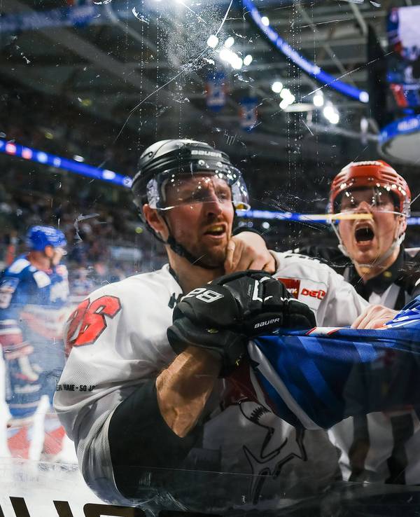Streit zwischen Kölns David Mcintyre und Jordan Szwarz (Adler Mannheim)