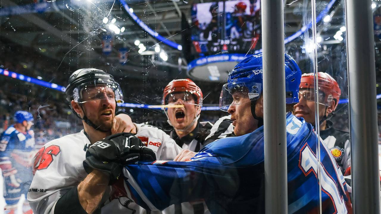 Streit zwischen Kölns David Mcintyre und Jordan Szwarz (Adler Mannheim)