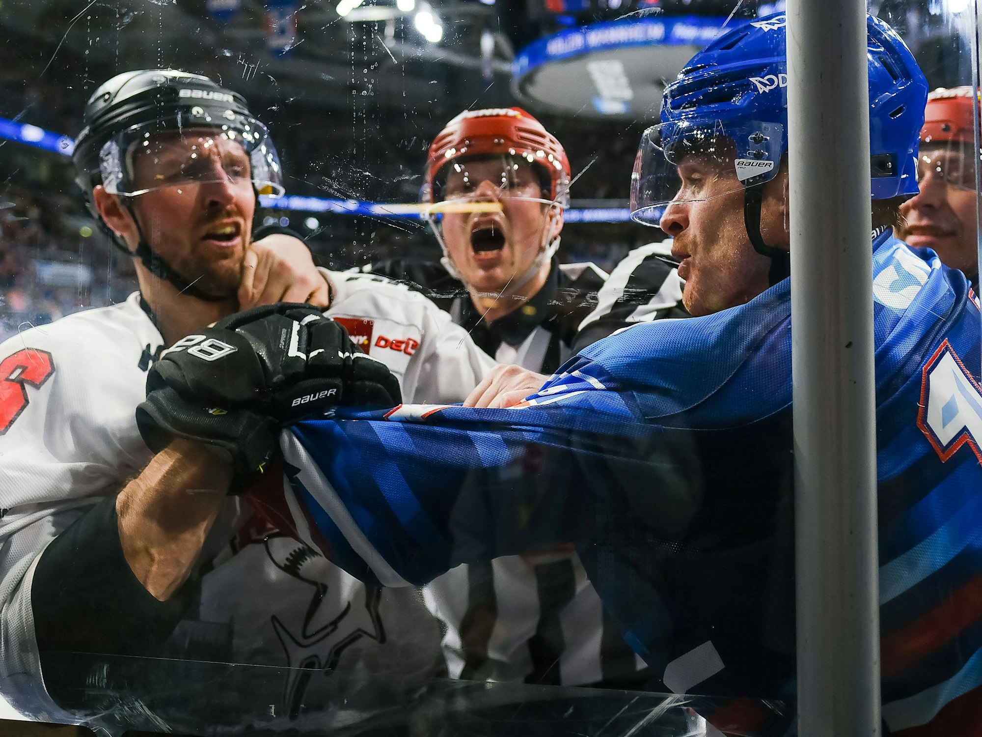 Streit zwischen Kölns David Mcintyre und Jordan Szwarz (Adler Mannheim)