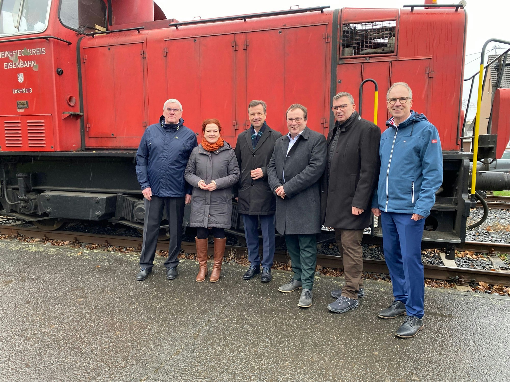 Sebastian Schuster (Landrat des Rhein-Sieg-Kreises), Katja Dörner (Oberbürgermeisterin der Stadt Bonn), Ascan Egerer (Beigeordneter für Mobilität der Stadt Köln), Oliver Krischer (Umwelt- und Verkehrsminister), Stephan Vehreschild (Bürgermeister der Stadt Niederkassel, Norbert Reinkober (Geschäftsführer „go.Rheinland“) bei der Übergabe des Förderbescheids.