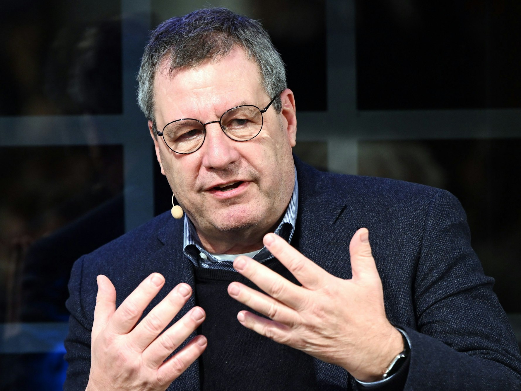 Werner Wolf, Präsident des 1. FC Köln, spricht während einer Podiumsdiskussion.