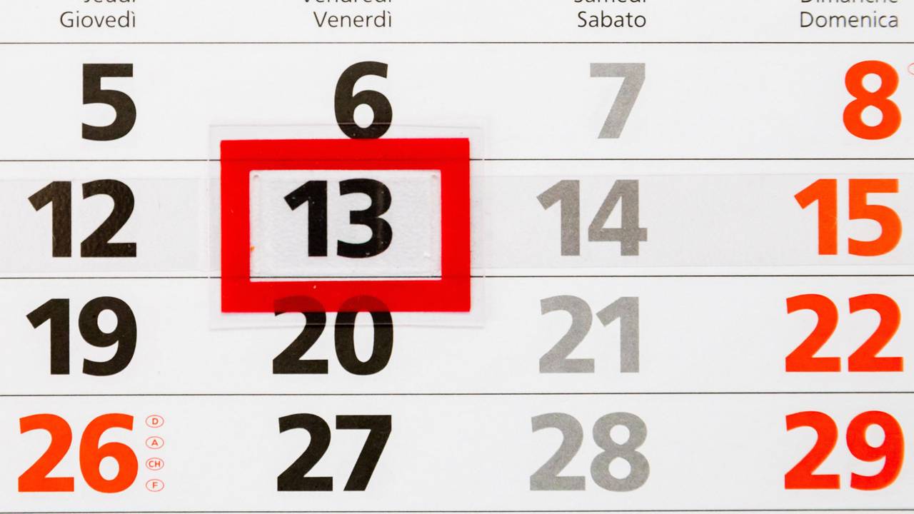 Ein Kalender zeigt Freitag, den 13.