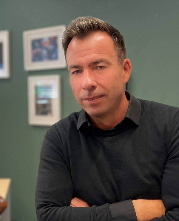 Marco Thiel, Executive Producer der UFA Show & Factual, sitzt in seinem Büro.
