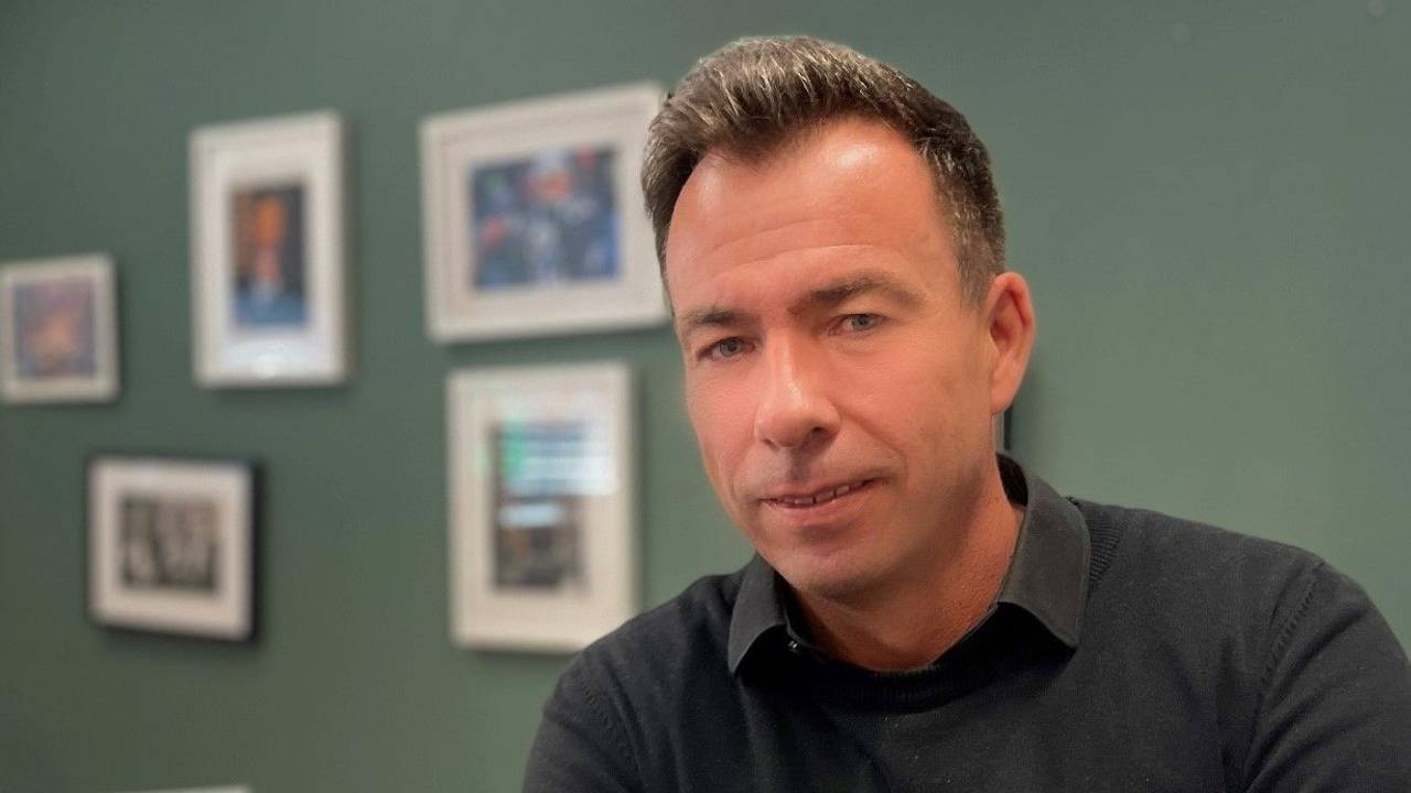 Marco Thiel, Executive Producer der UFA Show & Factual, sitzt in seinem Büro.