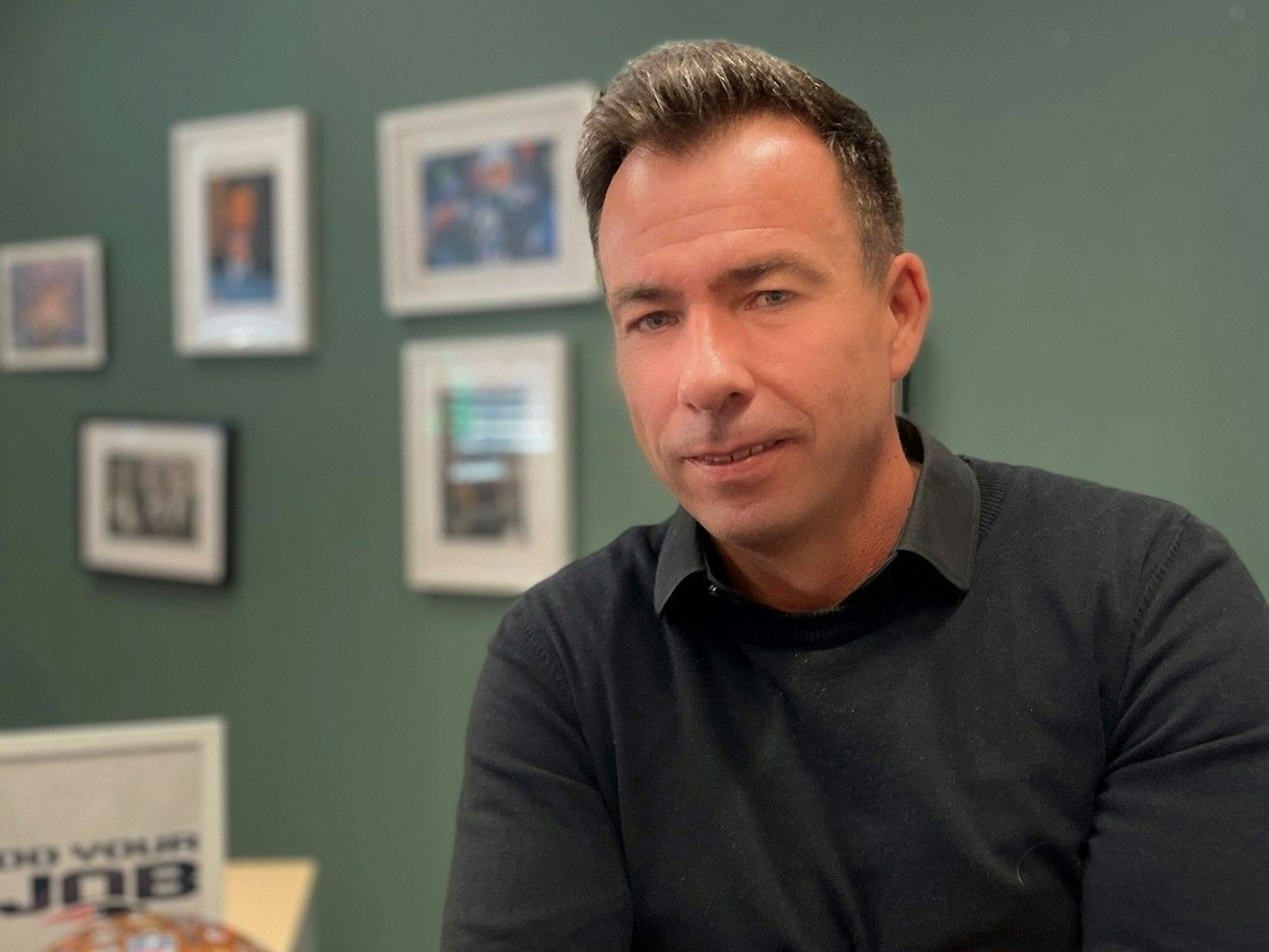 Marco Thiel, Executive Producer der UFA Show & Factual, sitzt in seinem Büro.