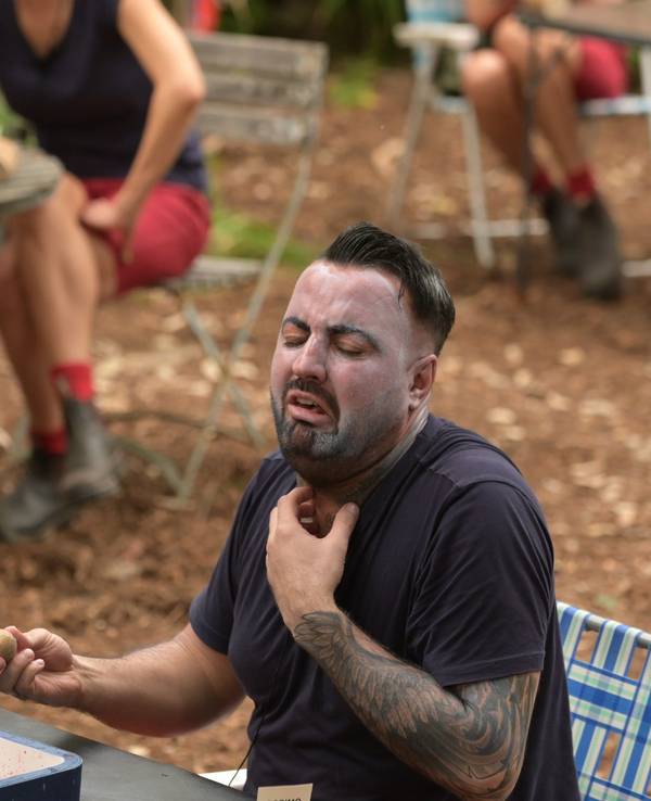 Cosimo Citiolo probiert immer wieder aufs Neue die „Sack-Bällchen“ (Bullen-Hoden) im Mund zu verarbeiten.