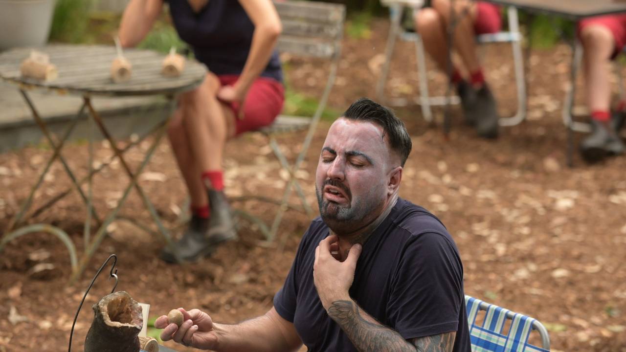 Cosimo Citiolo probiert immer wieder aufs Neue die „Sack-Bällchen“ (Bullen-Hoden) im Mund zu verarbeiten.