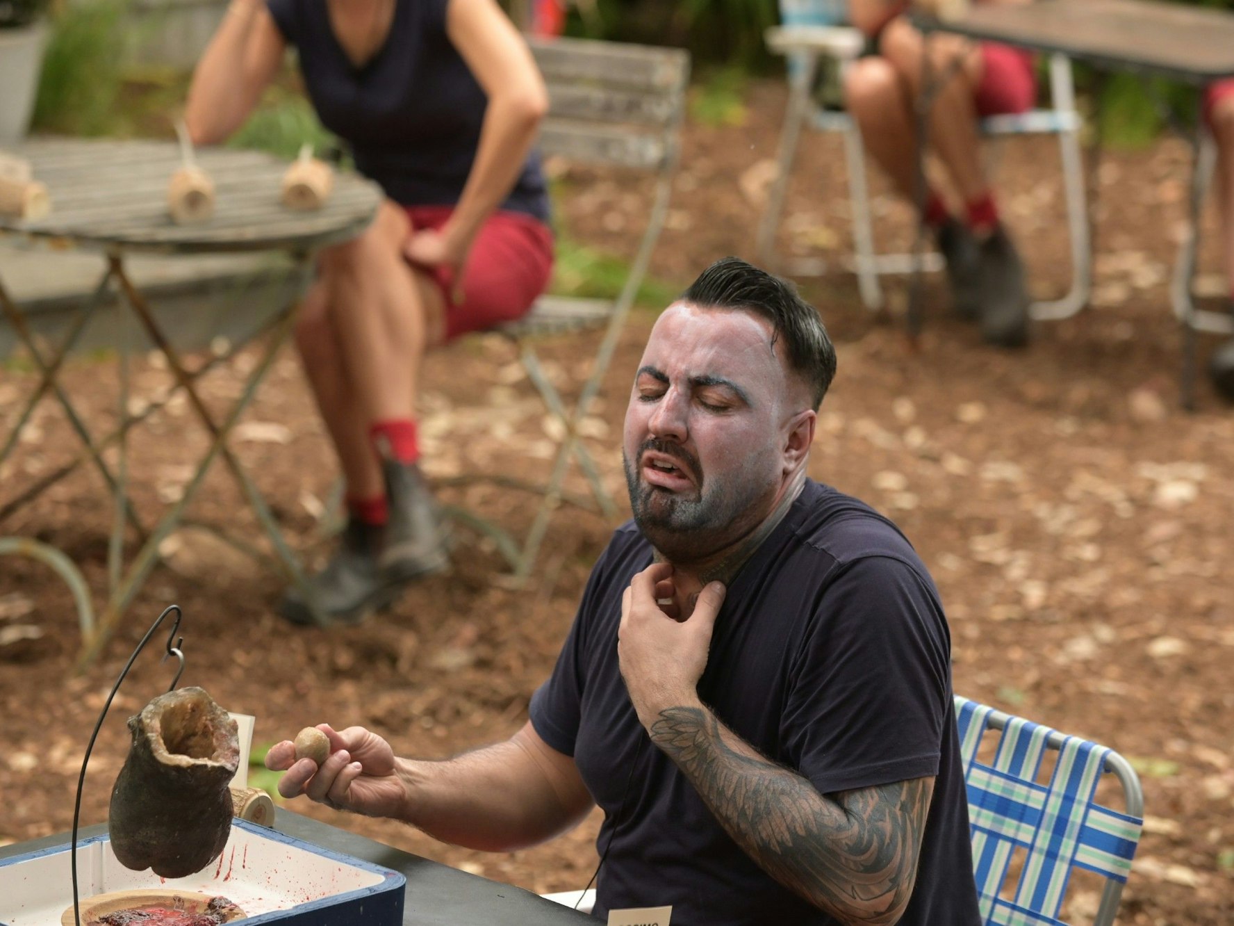 Cosimo Citiolo probiert immer wieder aufs Neue die „Sack-Bällchen“ (Bullen-Hoden) im Mund zu verarbeiten.