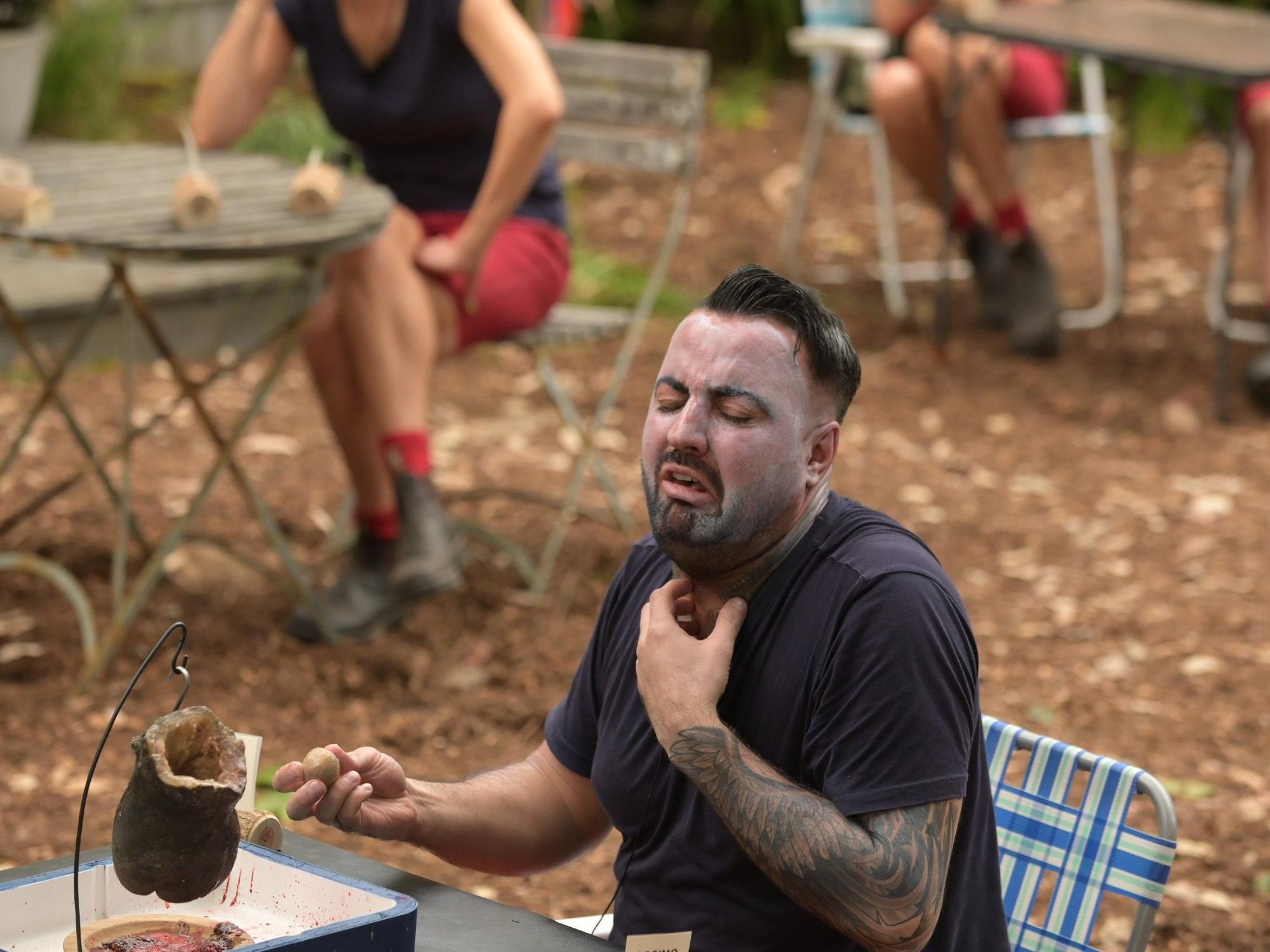 Cosimo Citiolo probiert immer wieder aufs Neue die „Sack-Bällchen“ (Bullen-Hoden) im Mund zu verarbeiten.