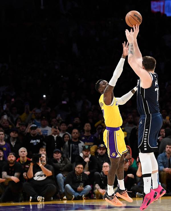 Luka Docic trifft per Dreier für die Dallas Mavericks, Dennis Schröder von den LA Lakers kann den Wurf des slowenischen NBA-Giganten nicht verhindern.