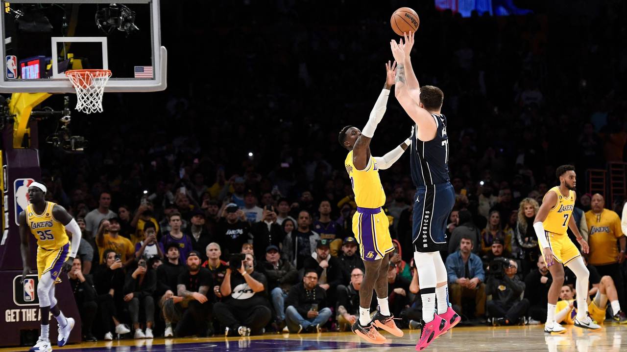 Luka Docic trifft per Dreier für die Dallas Mavericks, Dennis Schröder von den LA Lakers kann den Wurf des slowenischen NBA-Giganten nicht verhindern.