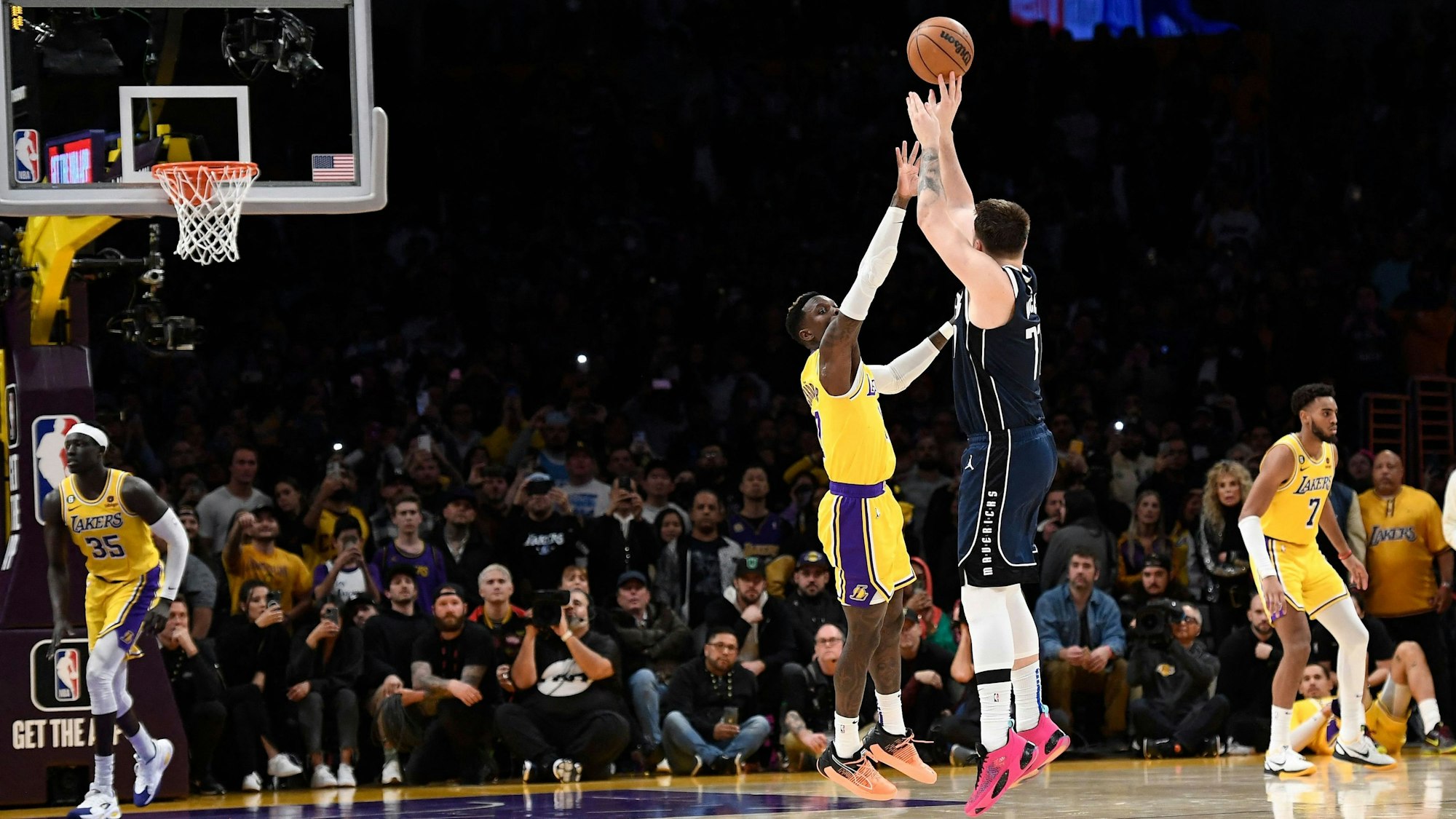 Luka Docic trifft per Dreier für die Dallas Mavericks, Dennis Schröder von den LA Lakers kann den Wurf des slowenischen NBA-Giganten nicht verhindern.