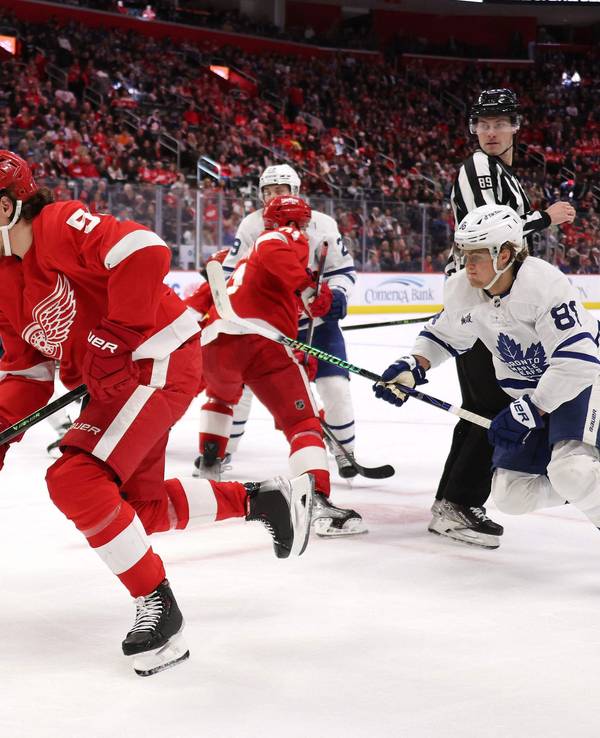 Moritz Seider führt den Puck im Spiel der Detroit Red Wings.