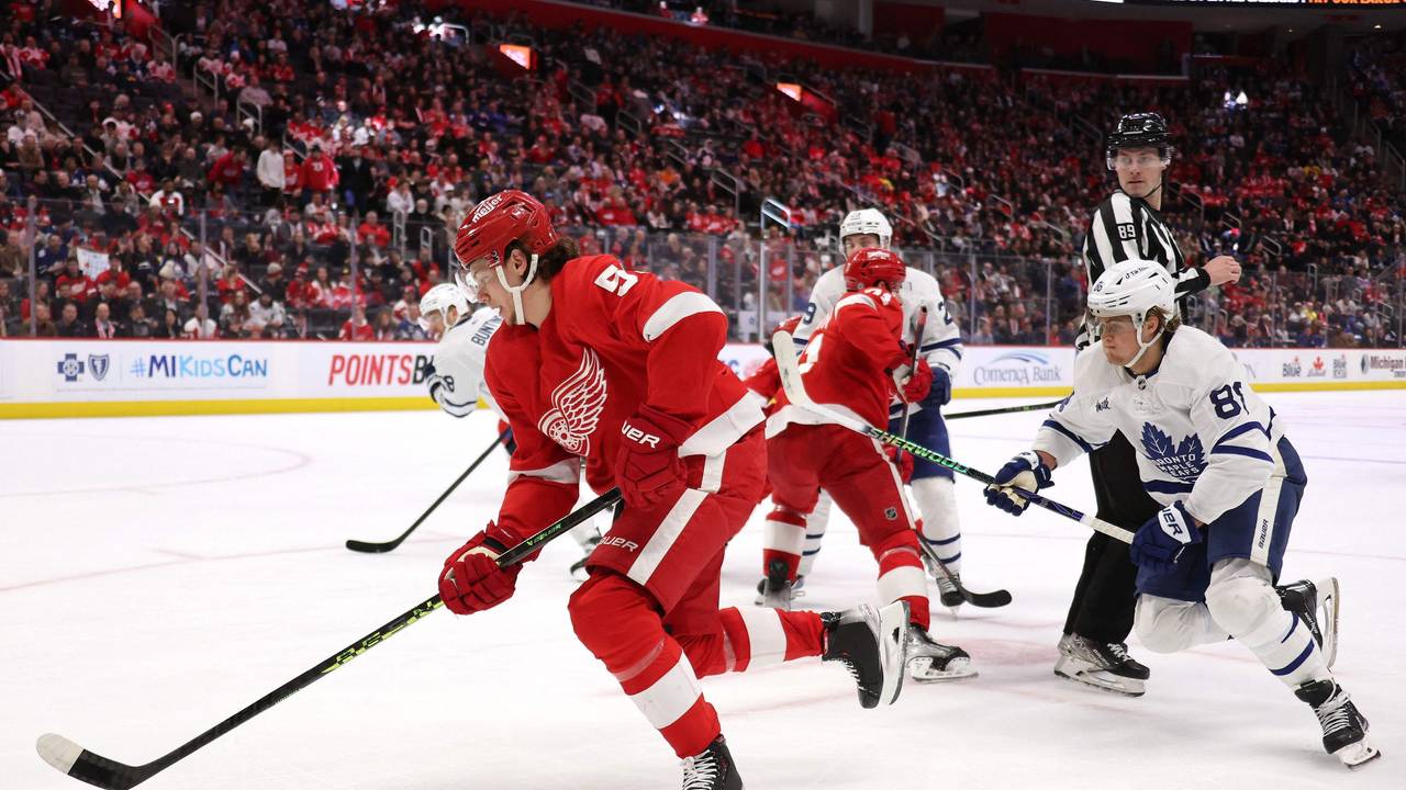 Moritz Seider führt den Puck im Spiel der Detroit Red Wings.