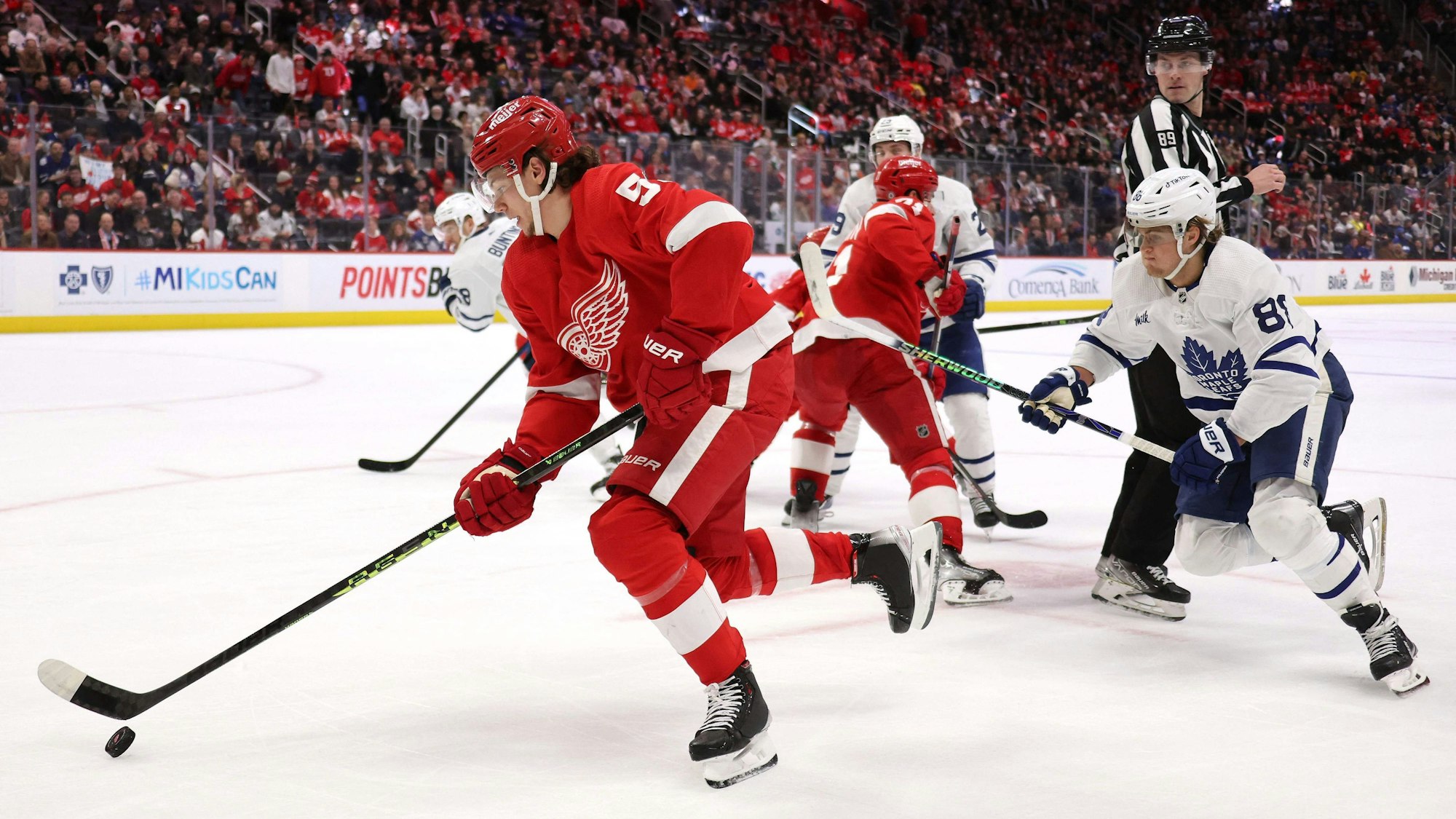 Moritz Seider führt den Puck im Spiel der Detroit Red Wings.