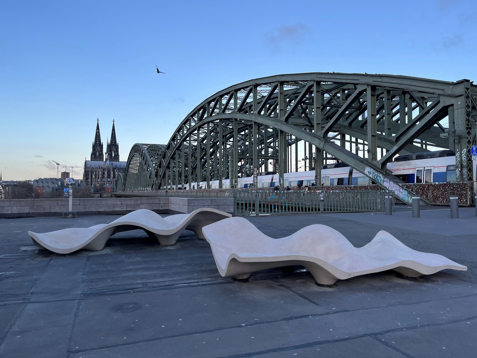 Zwei Sitzelemente – damit wurde jetzt der Norbert-Burger-Platz aufgewertet. Im Hintergrund ist der Dom zu sehen.