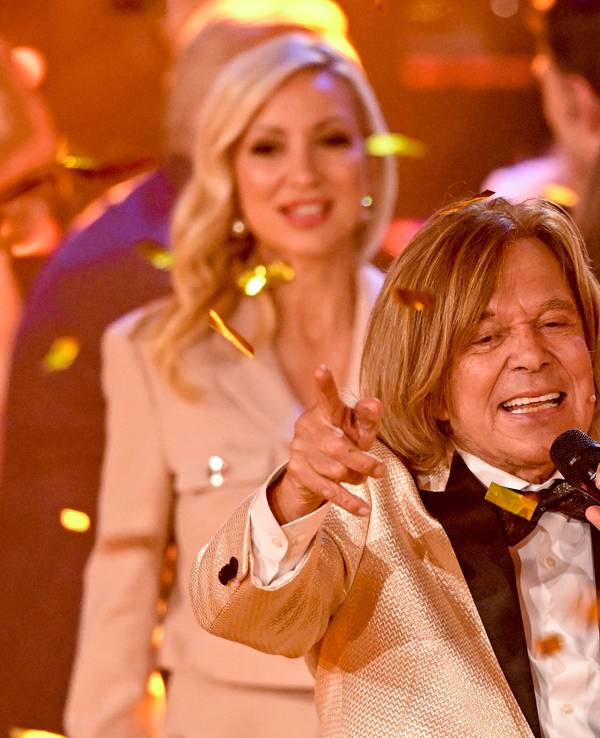 Der deutsche Schlagersänger Jürgen Drews, seine Frau Ramona (l) und seine Tochter Joelina stehen während der Fernsehshow „Der große Schlagerabschied“ auf der Bühne.
