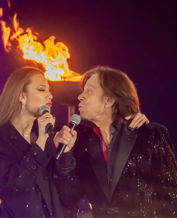 Schlagersänger Jürgen Drews und seine Tochter Joelina, treten bei der ZDF-Silvestershow «Willkommen 2021» am Brandenburger Tor auf.