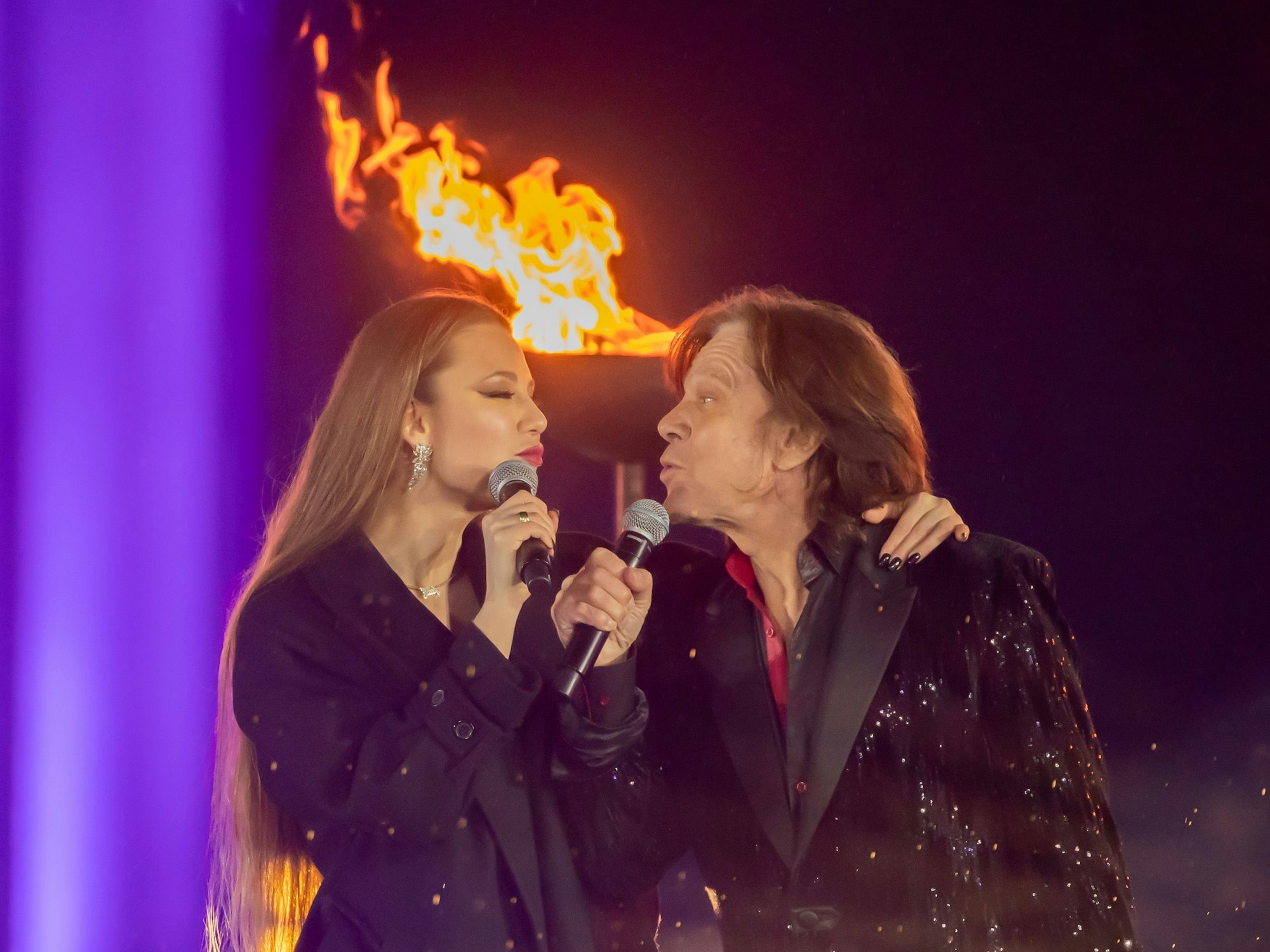 Schlagersänger Jürgen Drews und seine Tochter Joelina, treten bei der ZDF-Silvestershow «Willkommen 2021» am Brandenburger Tor auf.