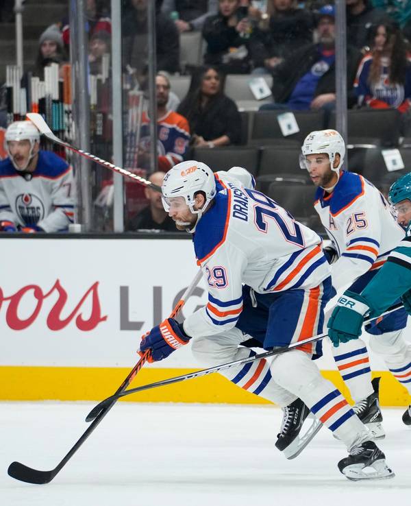 Leon Draisaitl von den Edmonton Oilers (l.) im NHL-Spiel gegen die San Jose Sharks.