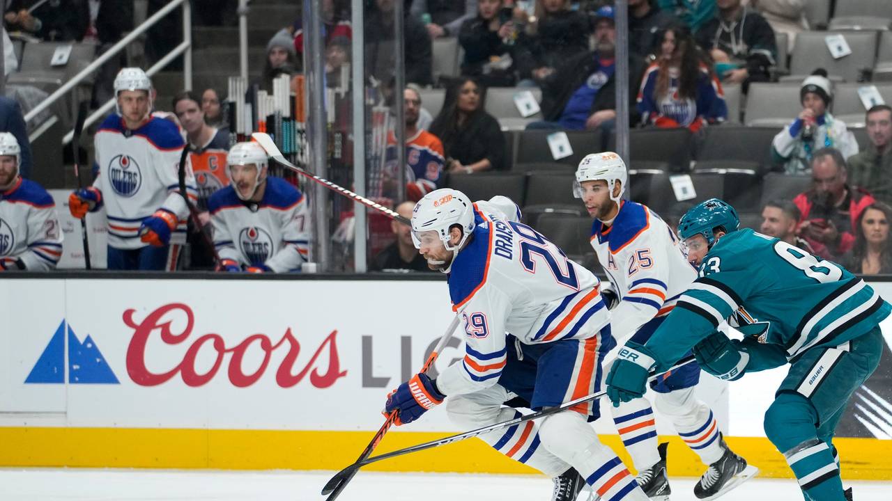 Leon Draisaitl von den Edmonton Oilers (l.) im NHL-Spiel gegen die San Jose Sharks.