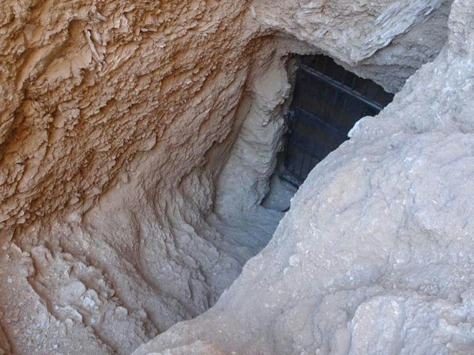 Ein vom ägyptischen Ministerium für Altertümer am 14. Januar 2023 veröffentlichtes Bild zeigt den Eingang eines neu entdeckten Grabes in der südlichen ägyptischen Provinz Luxor.