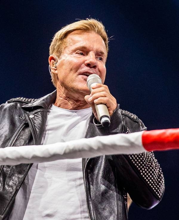 Dieter Bohlen, Musikproduzent und DSDS-Juror singt beim Event "Beat & Box" in einem Boxring.