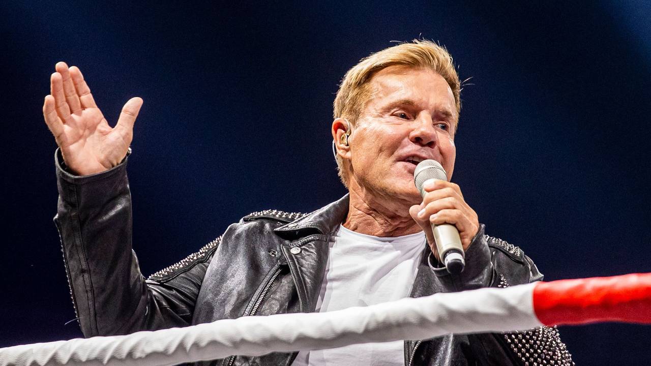 Dieter Bohlen, Musikproduzent und DSDS-Juror singt beim Event "Beat & Box" in einem Boxring.
